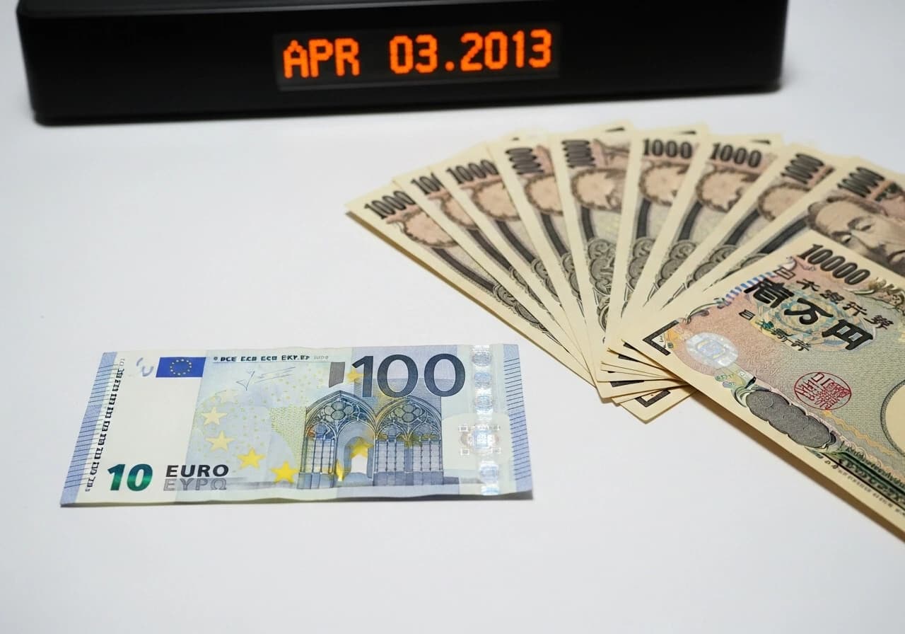 Em 3 de abril de 2013, quantos ienes japoneses podiam ser trocados por um euro?